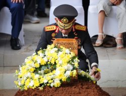 Momen Khidmat Pemakaman Meriyati Hoegeng, Kapolri Sebut Integritas Jadi Harga Mati