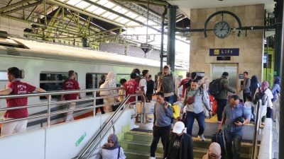 Pasar Senen dan Gambir Diserbu! 38 Ribu Penumpang KA Tiba di Jakarta Hari Ini