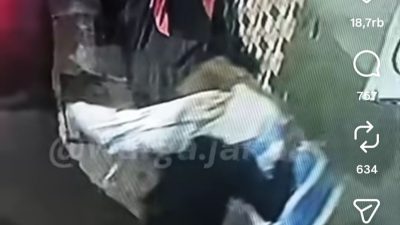 Plot Twist! Viral Pria Tambora Panggul Karung ‘Kaki Manusia’, Ternyata Isinya Bikin Elus Dada