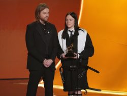 Pesan Menohok Billie Ellish untuk Trump dan ICE: Tidak Ada Manusia Ilegal di Atas Tanah Curian!