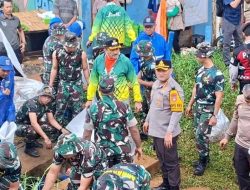 Sebanyak 600 Personel Gabungan, Bersihkan Sampah Pascabanjir di Rawajati