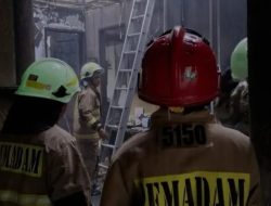 Sebanyak 76 Personel Padamkan Kebakaran di Gudang Katering Ragunan