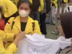 Polda Metro Puji Demo Mabes Polri Tertib, Tapi ‘Sentil’ Mahasiswi yang Coret Jilbab Petugas