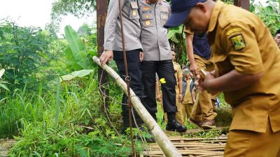 Respon Cepat Keluhan Warga, Kapolres Sukabumi Kota Tinjau Jembatan Penghubung yang Rusak Parah