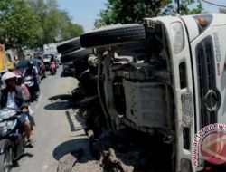 Satu Orang Terluka Akibat Truk Tabrak Minibus di Daan Mogot Jakbar