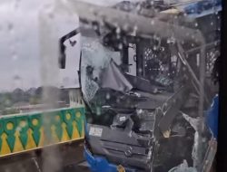 Adu Banteng di Jalur Langit! Dua Bus Transjakarta Tabrakan di Cipulir Pagi Ini