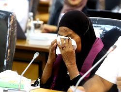 Nenek Saudah Menagis Saat RDP DPR, Diduga Jadi Korban Penganiayan Gara-gara Tolak Tambang Ilegal