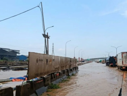 Tol Jakarta-Tangerang KM 24 Kebanjiran Akibat Hujan Deras, Lalu Lintas Sempat Macet Parah