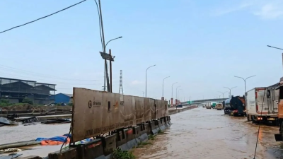 Tol Jakarta-Tangerang KM 24 Kebanjiran Akibat Hujan Deras, Lalu Lintas Sempat Macet Parah
