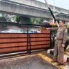 Pintu pagar kantor Wali Kota Jaksel dirusak massa