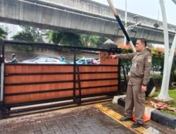 Pintu pagar kantor Wali Kota Jaksel dirusak massa