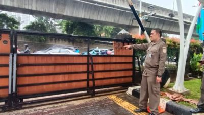 Pintu pagar kantor Wali Kota Jaksel dirusak massa