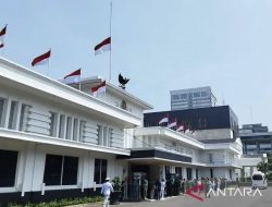 Kemenhan Pasang Bendera Setengah Tiang Atas Wafatnya Juwono Sudarsono