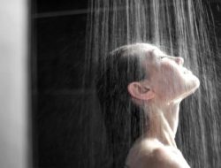 Selain Menjaga Perilaku Hidup Bersih dan Sehat, Ternyata Ini Manfaat Mandi di Waktu Subuh