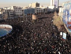 Teheran Lautan Hitam! Tangis Pecah hingga Massa Pingsan Usai Ayatollah Ali Khamenei Wafat