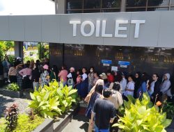 Bikin Gagal Fokus! Bukan Cuma Mobil, Antrean Toilet Wanita di Pelabuhan Ketapang Juga Mengular