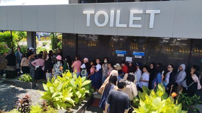 Bikin Gagal Fokus! Bukan Cuma Mobil, Antrean Toilet Wanita di Pelabuhan Ketapang Juga Mengular