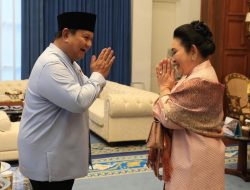 Momen ‘Sungkeman’ Titiek Soeharto ke Prabowo Viral, Outfit Sederhananya Jadi Sorotan!