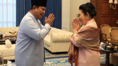 Momen ‘Sungkeman’ Titiek Soeharto ke Prabowo Viral, Outfit Sederhananya Jadi Sorotan!
