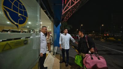 Seskab Teddy dan Menhub Dudy Sambut Pemudik dan Pantau Arus Balik di Pulo Gebang