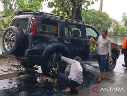 Minibus Tabrak Pohon Lalu Nyemplung ke Kali di Cengkareng Jakbar