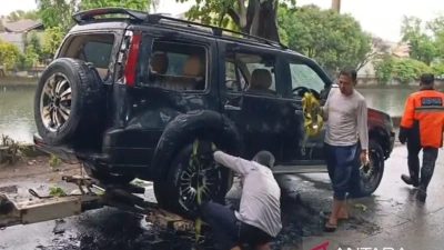 Minibus Tabrak Pohon Lalu Nyemplung ke Kali di Cengkareng Jakbar