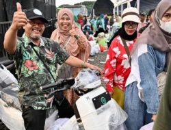 Warga Menang Motor Listrik di Bazar Rakyat Monas