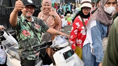 Warga Menang Motor Listrik di Bazar Rakyat Monas