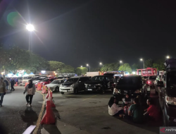 Rest Area KM 57 Tol Japek Mulai Membludak, Pemudik Lesehan Buka Puasa di Parkiran