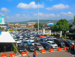 Ketapang Membludak! Ribuan Motor dan Mobil Serbu Penyeberangan Bali, Antrean Mengular 12 Jam