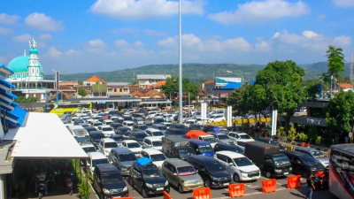 Ketapang Membludak! Ribuan Motor dan Mobil Serbu Penyeberangan Bali, Antrean Mengular 12 Jam