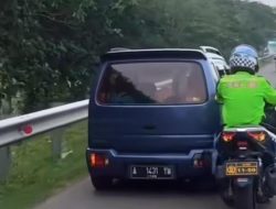 Viral! Bukan Pakai Derek, Polisi Ini Nekat Setut Mobil Pemudik Sejauh 5 KM di Tol Cipali