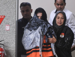 Beda Kesaksian! Bupati Pekalongan Ngaku Bareng Gubernur Jateng Saat Diciduk KPK, Ahmad Luthfi Bantah Keras