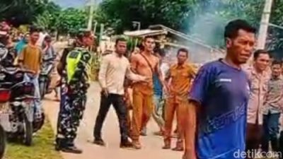 Kades di Bima Buka Baju Tantang Mahasiswa Duel Saat Didemo Soal Dana BUMDes