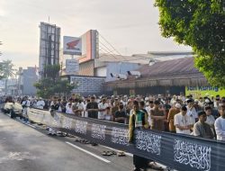 Rayakan Lebaran Lebih Awal, 500 Jemaah Gelar Salat Id di Jalan Juanda Depok Hari Ini