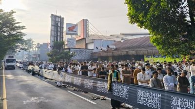 Rayakan Lebaran Lebih Awal, 500 Jemaah Gelar Salat Id di Jalan Juanda Depok Hari Ini