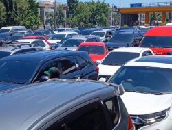 Bandung ‘Lumpuh’! 38 Ribu Kendaraan Serbu Tol Pasteur, Antrean Mengular 2 Km