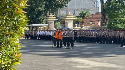Detik-detik Kapolda Jambi Copot Baju Dinas 2 Polisi Pemerkosa Remaja, Langsung Pakai Baju Tahanan