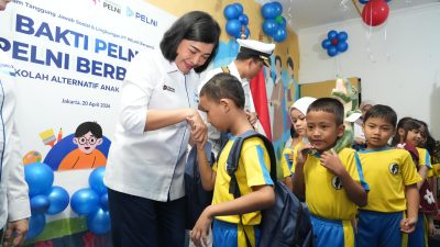 Rayakan HUT ke-74, PELNI Bagi-bagi Bantuan Sekolah & Sembako untuk Anak-anak!