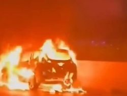 Mobil Hangus Terbakar di Tol Jagorawi Bogor, Diduga Akibat Korsleting Kelistrikan