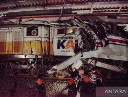 Kecelakaan KA, Basarnas Sebut 3 Penumpang Masih Terjepit, Petugas Potong Besi Gerbong
