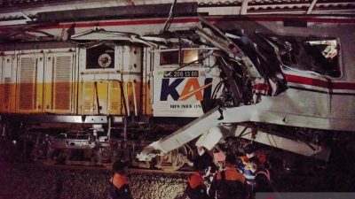 Kecelakaan KA, Basarnas Sebut 3 Penumpang Masih Terjepit, Petugas Potong Besi Gerbong