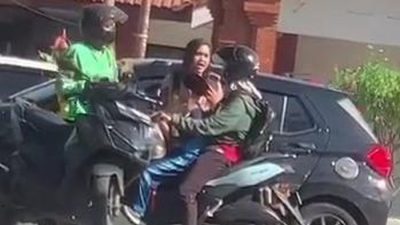 Viral Emak-emak ‘Jagoan’ Jalanan di Mojokerto, Ujung-ujungnya Minta Maaf di Kantor Polisi