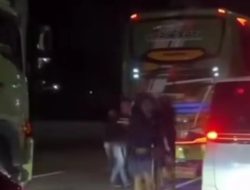 Mencekam! Bus Bonek Diserang Kelompok Tak Dikenal di Tol Cikampek, Hujan Batu hingga Petasan Meledak