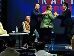 Bahas Buku Jokowi, Debat Refly Harun dan Pengacara Rismon Sianipar Berujung Nyaris Adu Jotos