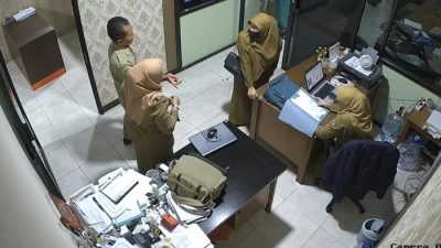 Drama ‘Humas’ di Kantor Bupati Gresik: Niat Ngantor Hari Pertama, Malah Ketahuan SK-nya Bodong