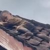 Viral! Aksi Nekat Balita 2 Tahun di Lombok Merayap Santai di Atas Genteng