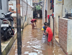 Jaksel Masih Tergenang! 11 RT Belum Surut, Ketinggian Air Tembus 130 Cm