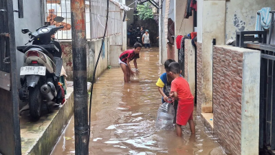 Jaksel Masih Tergenang! 11 RT Belum Surut, Ketinggian Air Tembus 130 Cm