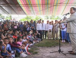 Kunjungi Ujung Utara RI, Prabowo Bagi-bagi HP dan Starlink Gratis untuk Seluruh KK!